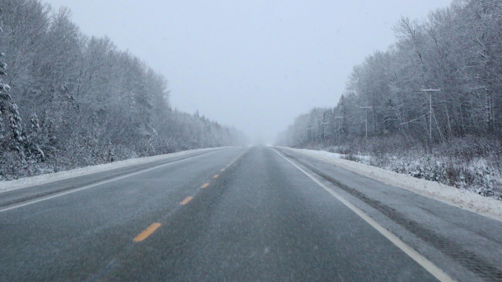 La route 117 est enneigée dans la réserve faunique La Vérendye.