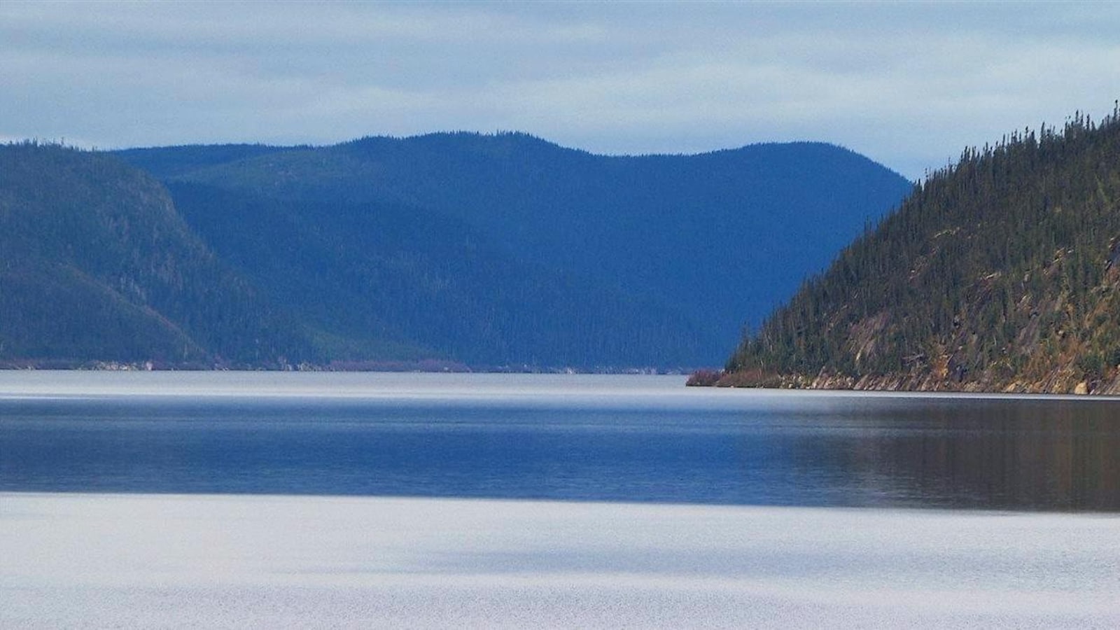 Le réservoir Manicouagan vu depuis la crête du barrage Daniel-Johnson