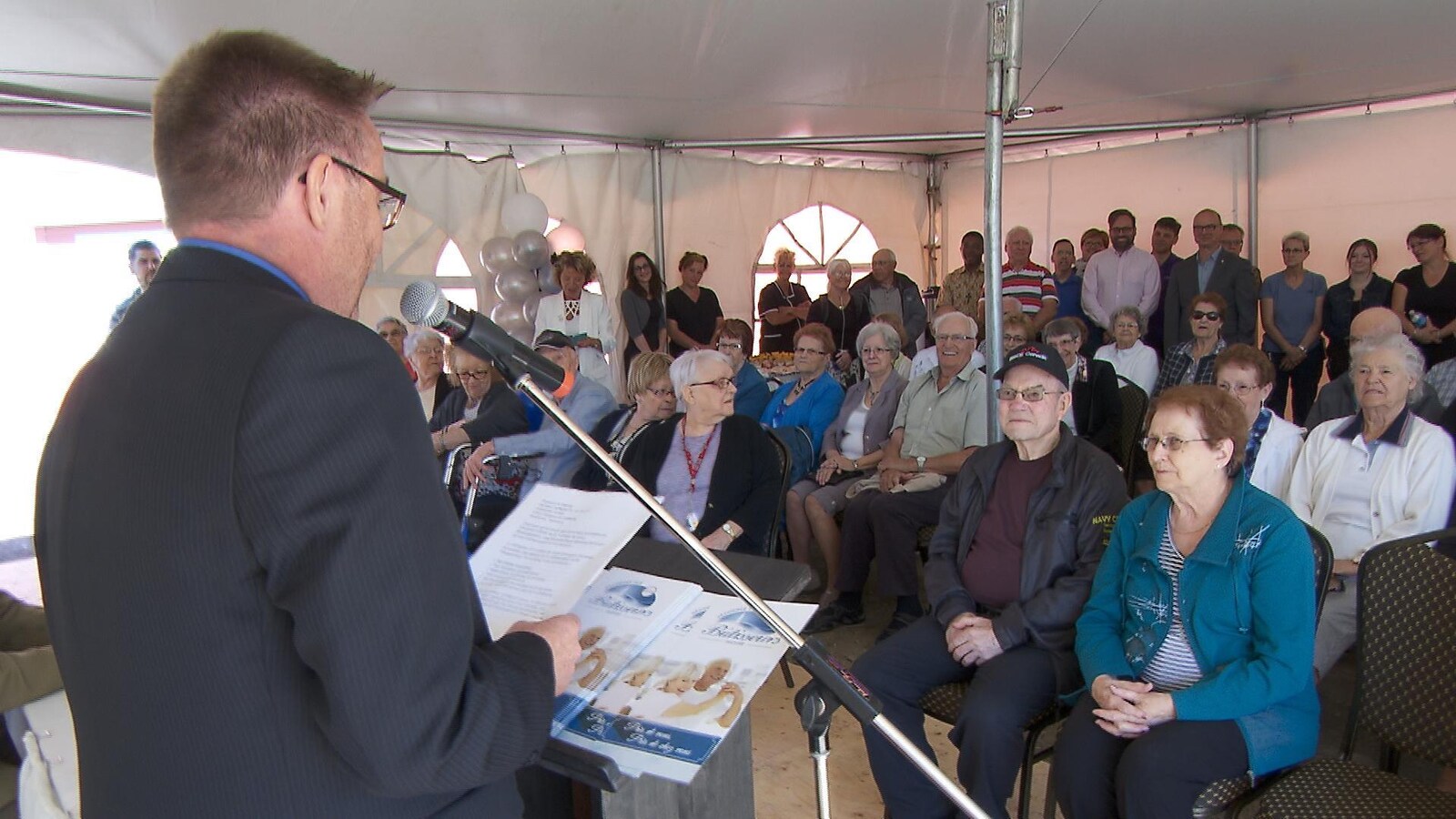 Le directeur général de la Résidence des Bâtisseurs de Matane, Denis Côté, s'est adressé à des personnes âgées pour l'inauguration officielle. Un chapiteau a été dressé pour l'occasion.