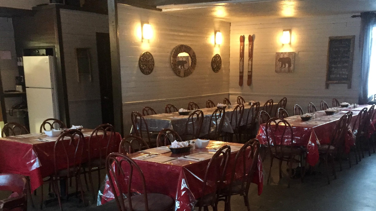 L'intérieur d'un restaurant.