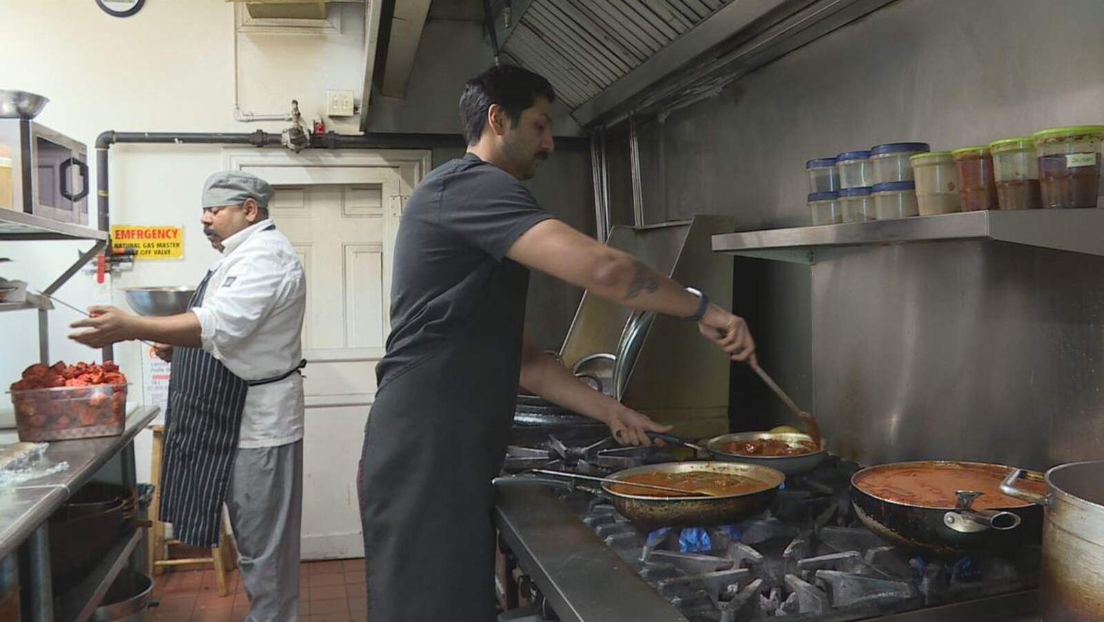 Des cuisiniers d'origine indienne dans un restaurant.