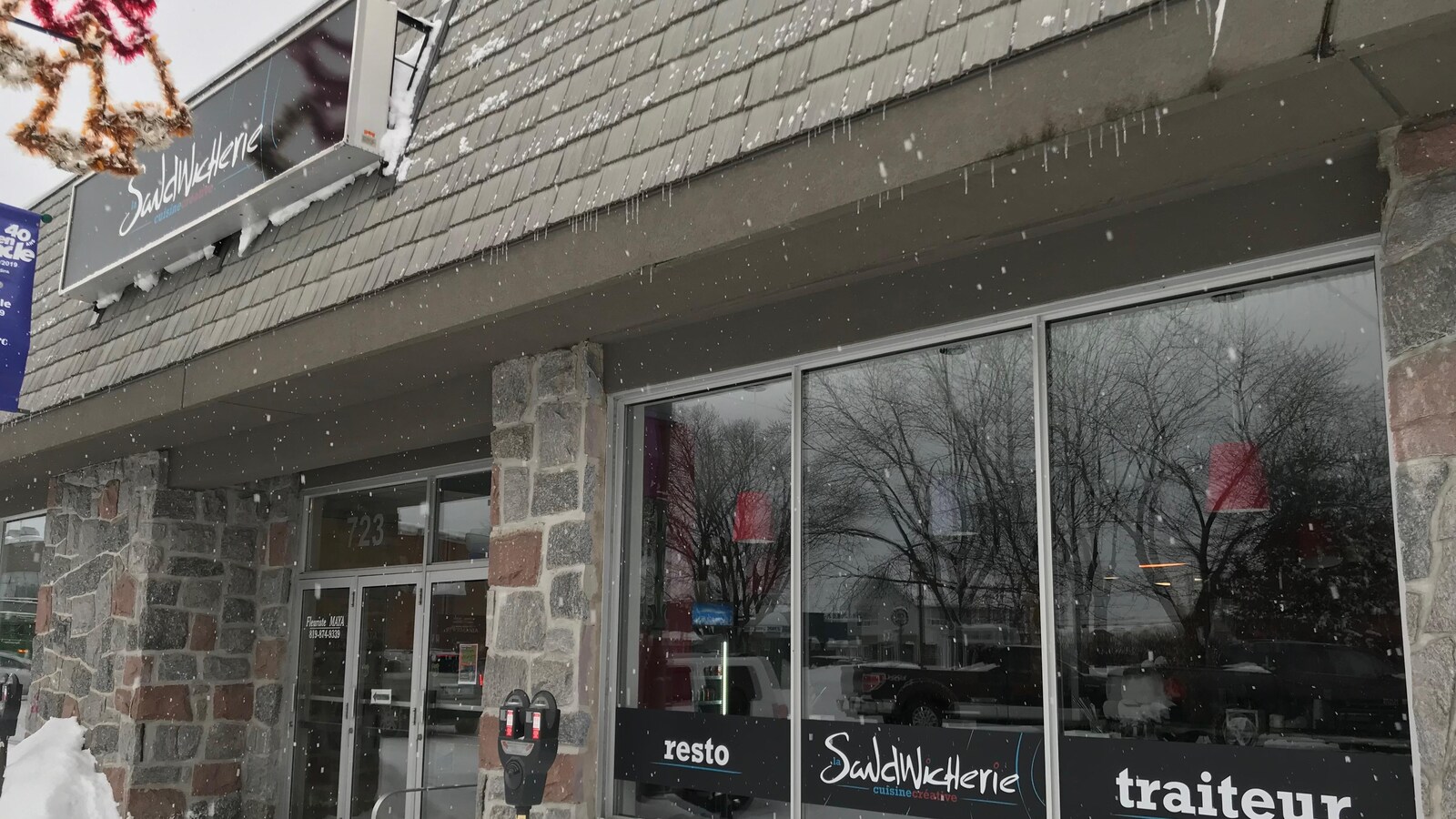 La devanture d'un restaurant nommé La Sandwicherie.