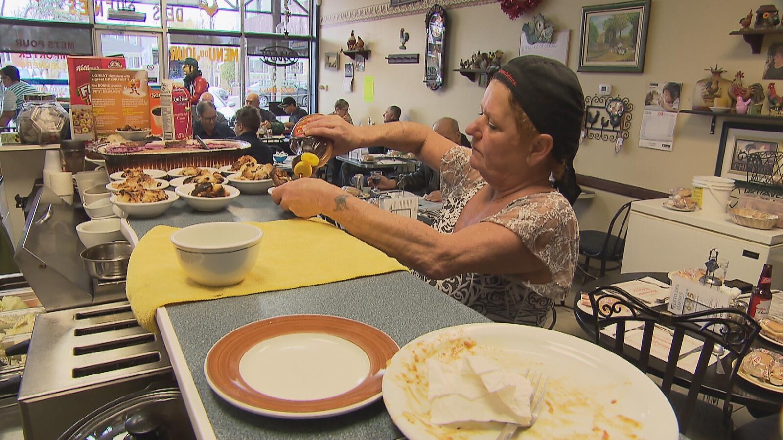 Une femme met du sirop sur un dessert au Resto Des Chênes de Limoilou