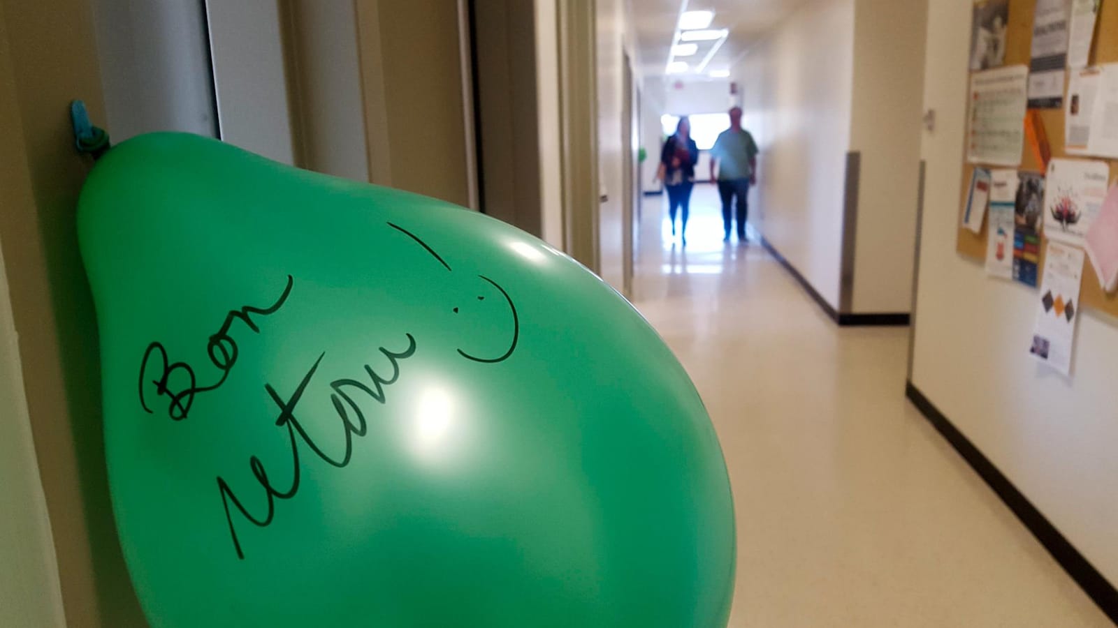 Un ballon, sur lequel on peut dire «Bon retour!» et accroché à un mur d'un couloir de l'université.