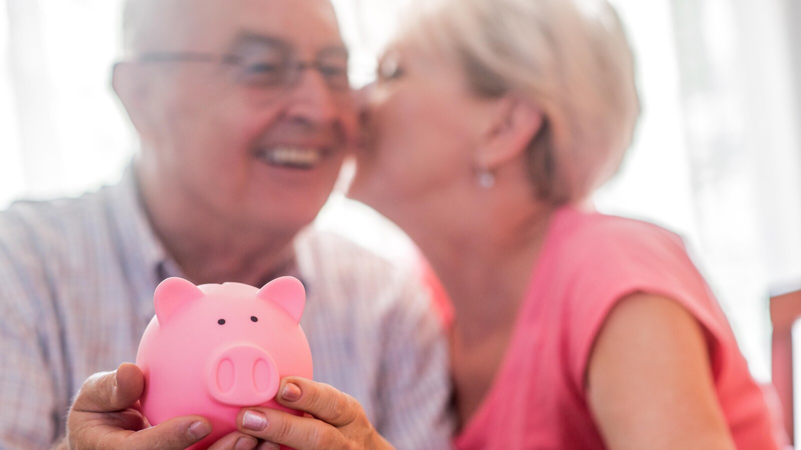Un couple à la retraite avec une tirelire