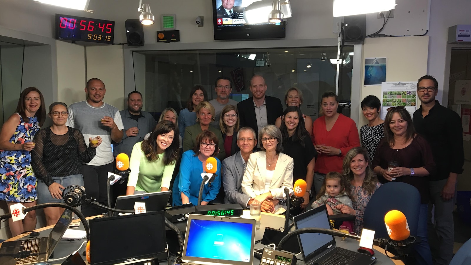 Francis Dubé est assis en studio entouré de tous ses collègues.