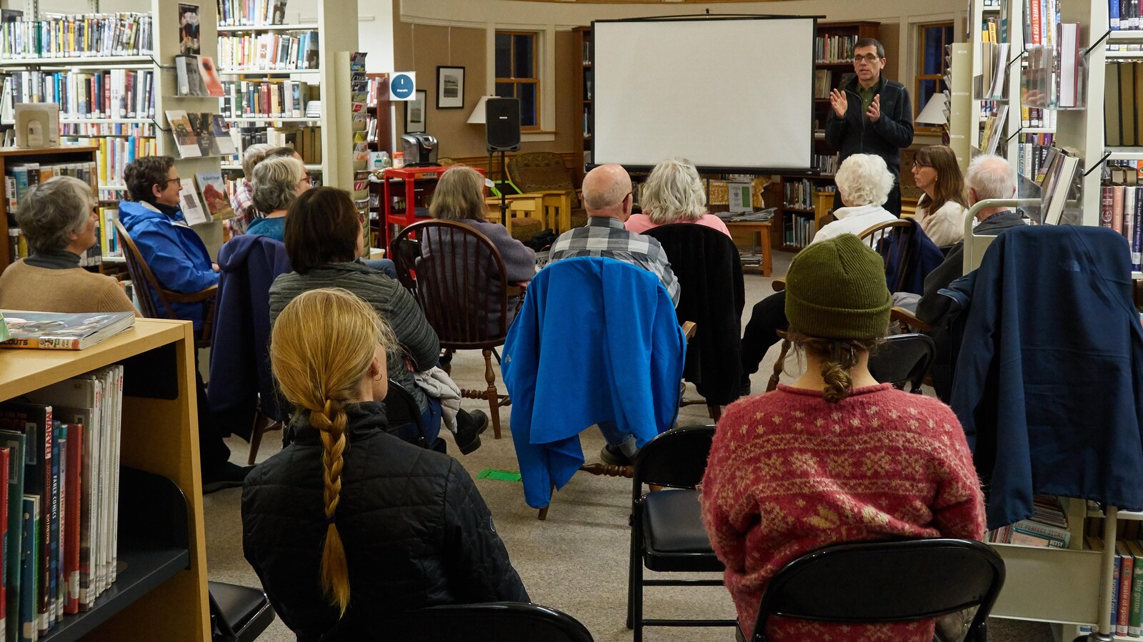 Une douzaine de personnes sont assises et écoutent le cofondateur de Front Porch Forum, Michael Wood-Lewis.