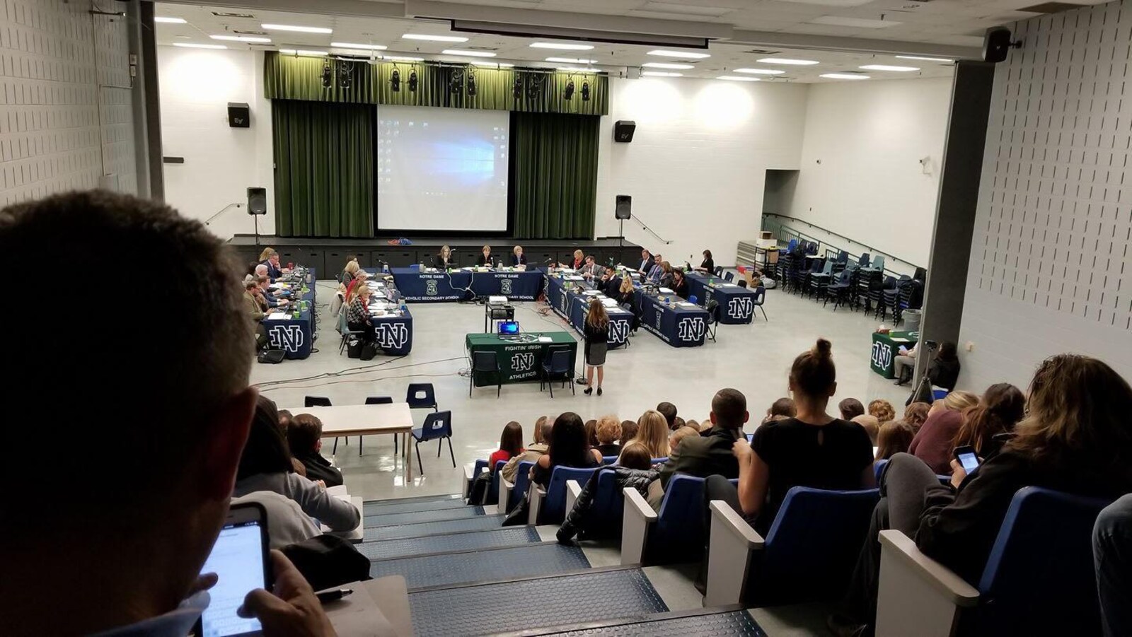 L’auditorium, de 147 sièges, de l’école secondaire Notre Dame était comble.