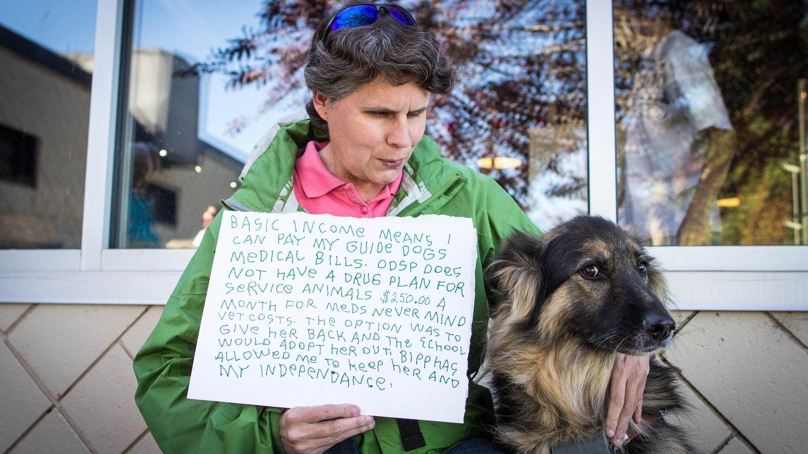 Une femme assise à côté d'un chien.