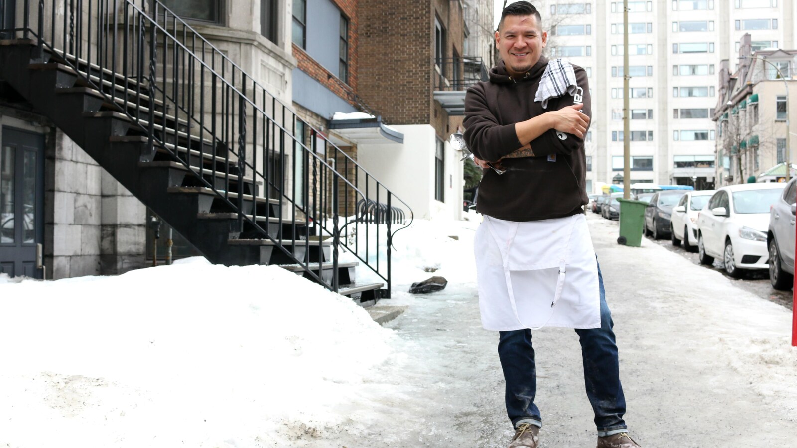 Le chef cuisinier Rich Francis dans une rue du centre-ville de Montréal.