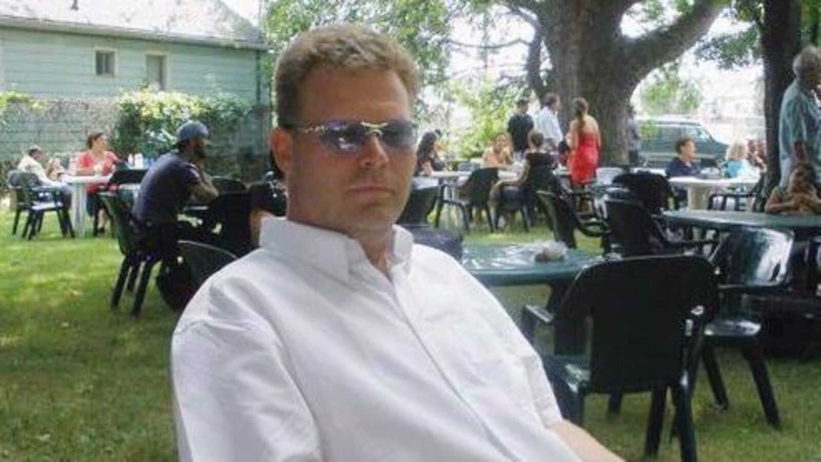 Photo de Richard Kachkar assis sur une chaise à l'extérieur.
