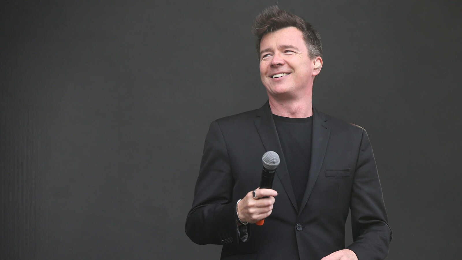 Rick Astley livre une prestation à l’occasion du V Festival, à Chelmsford, près de Londres, le 20 août 2016.