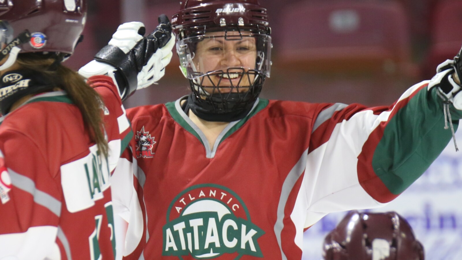 Des joueuses de l'Attaque célèbre leur victoire sur la patinoire