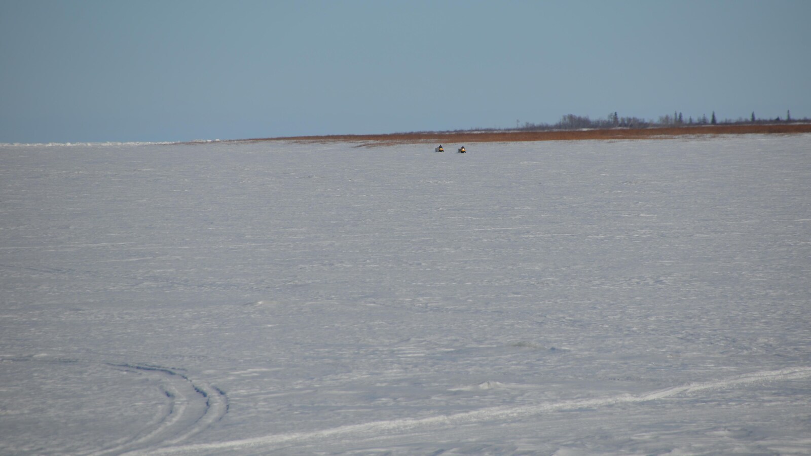 Des motoneigistes sur la rivière Alabany.
