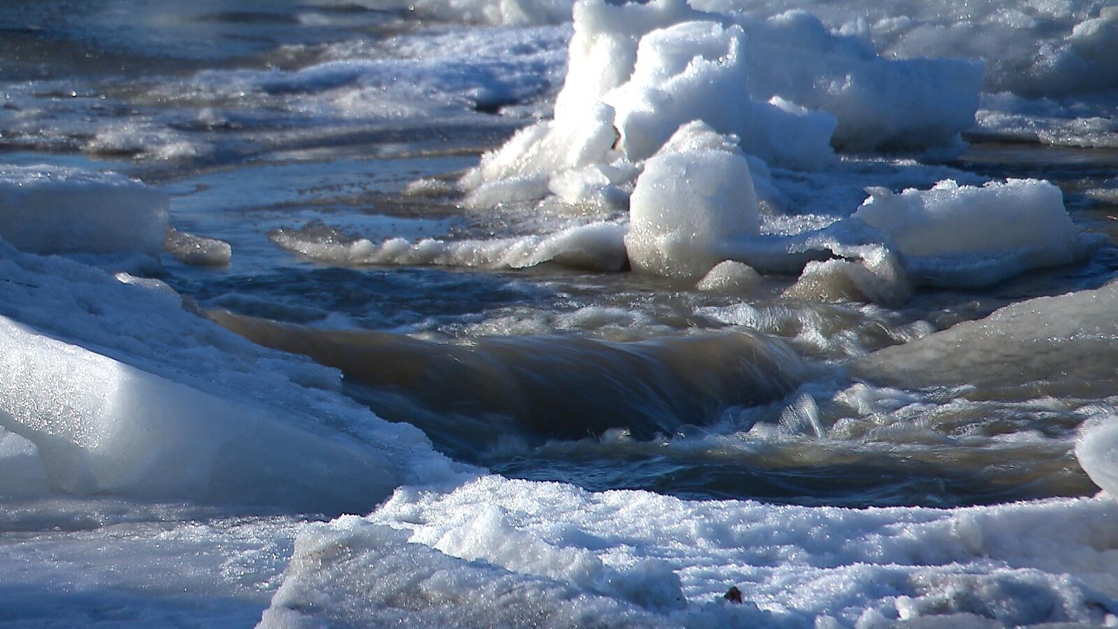 Un cours d'eau à la fonte des glaces