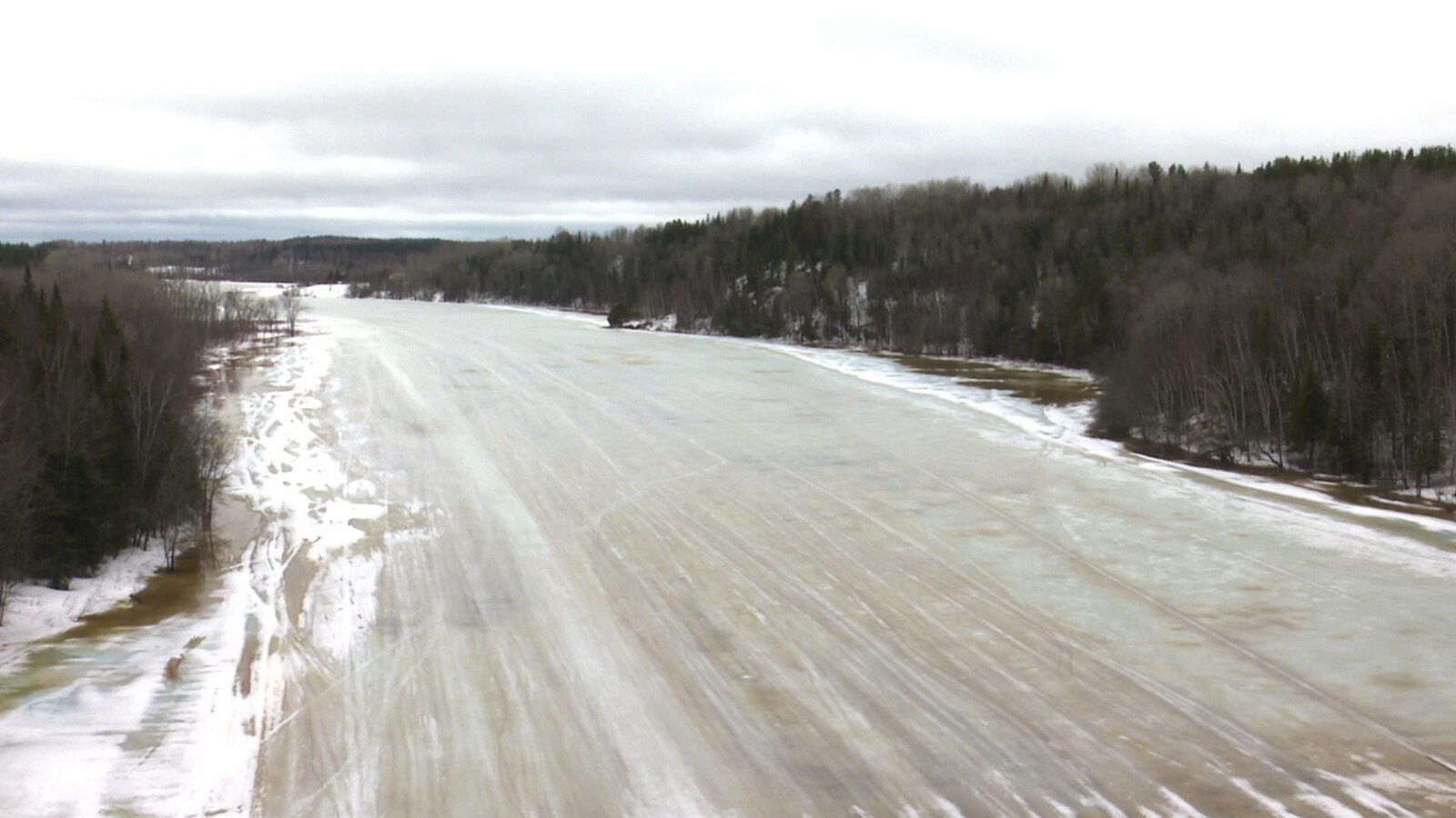 Une rivière partiellement gelée.