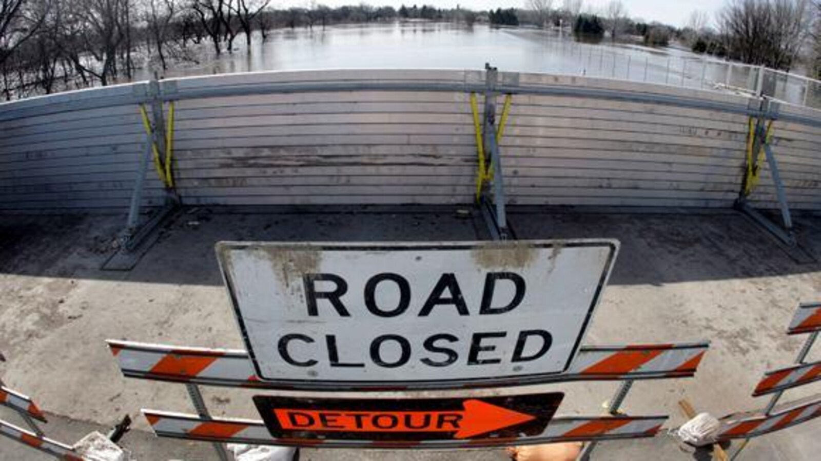 Une route barrée à cause d'une inondation.
