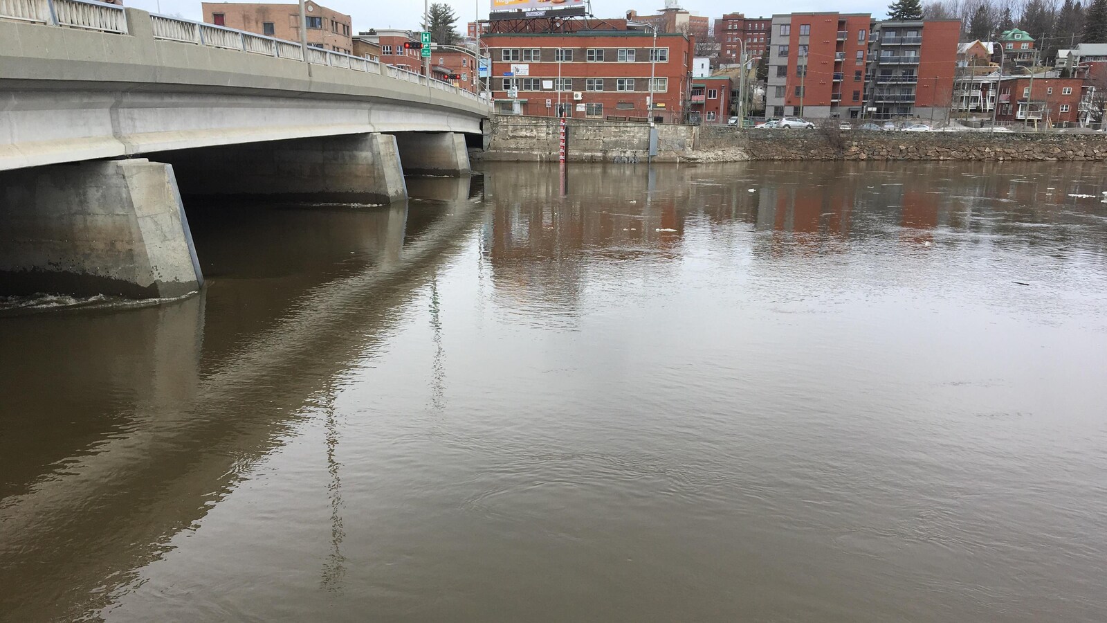Avec la fonte des neiges, le niveau de la rivière Saint-François est à la hausse.
