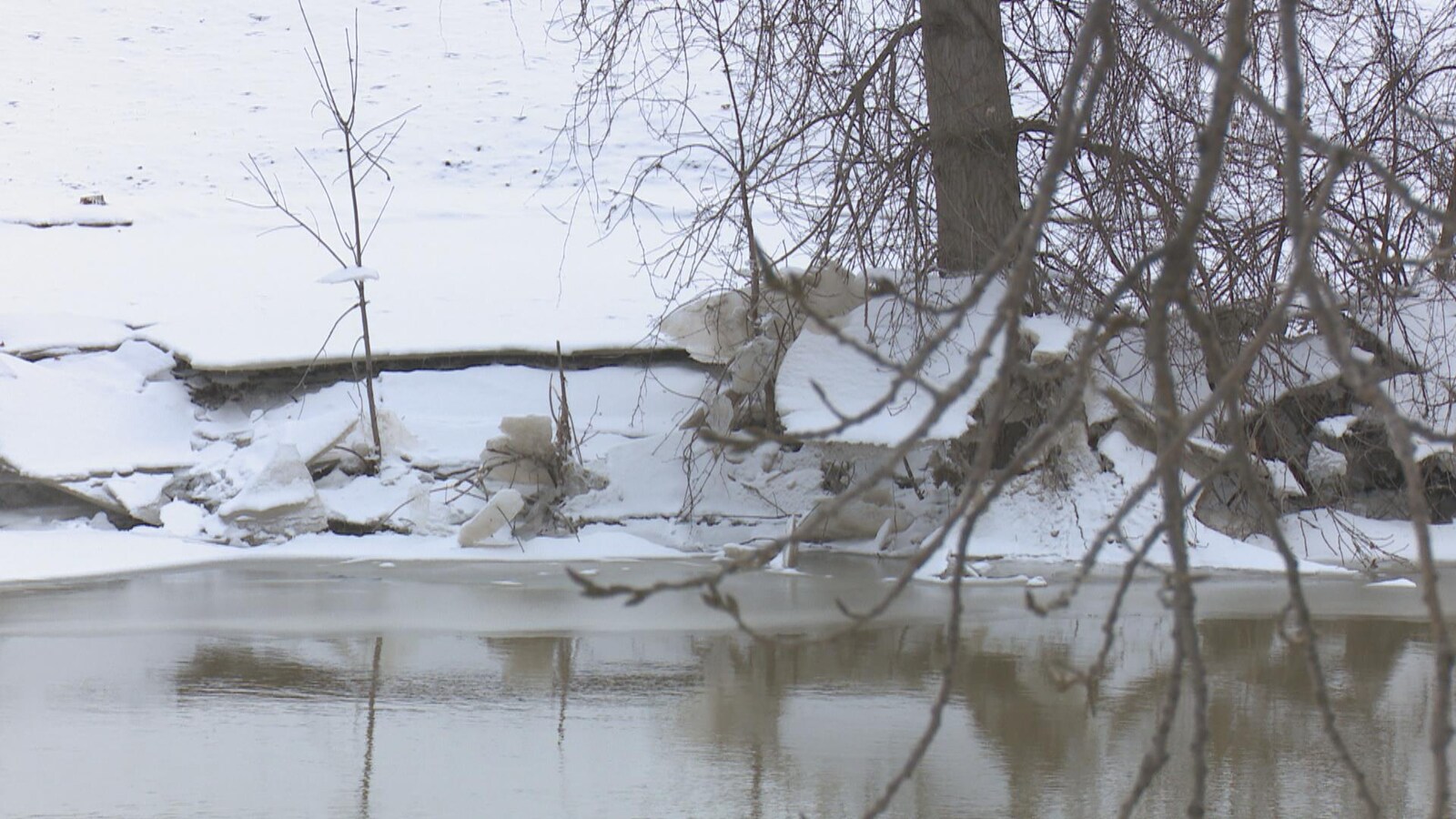 Une rivière bordée de neige.