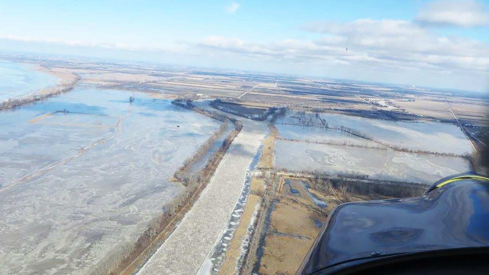 Vue aérienne d'une rivière glacée.