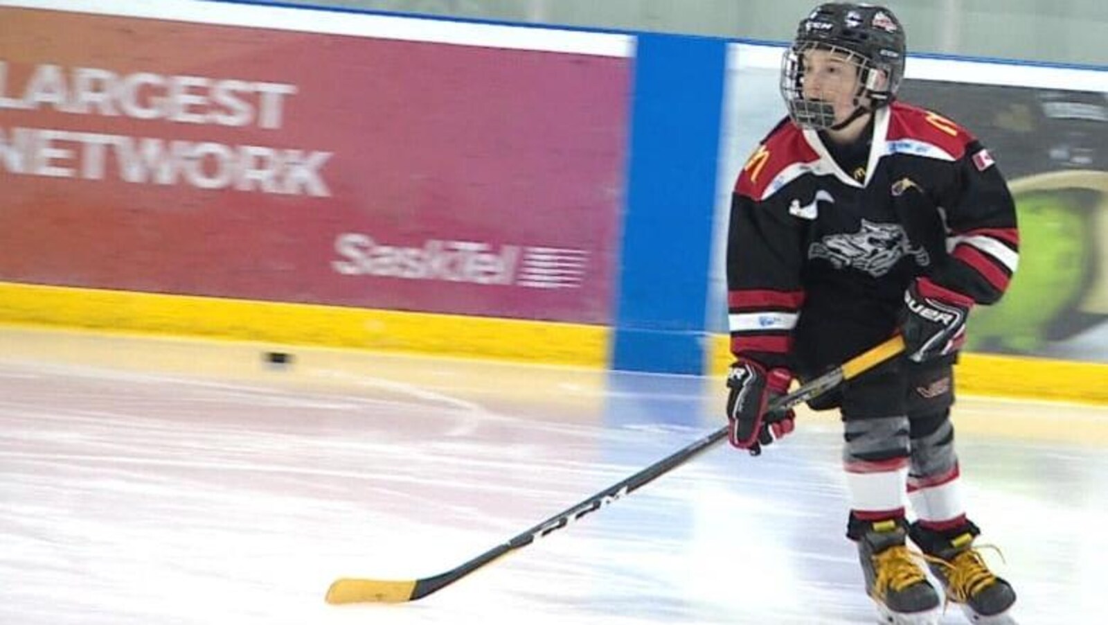 Roan Dahlen joue au hockey avec des lacets jaunes et la palette de son bâton de hockey tapissé de ruban adhésif jaune.
