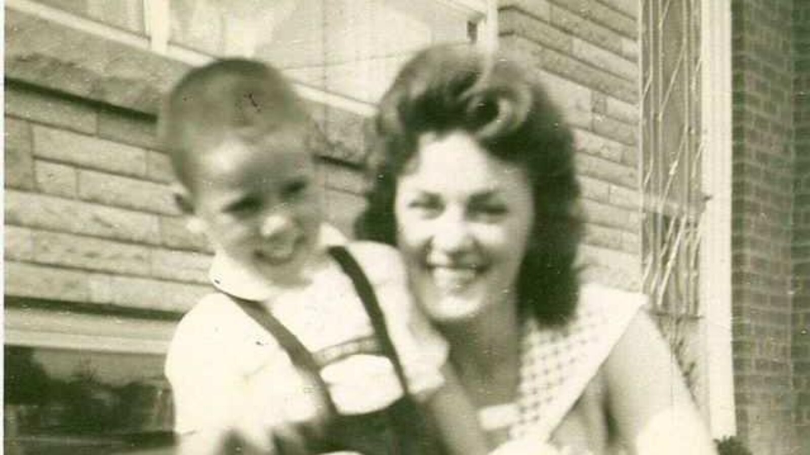 Photo ancienne montrant une femme et son jeune fils