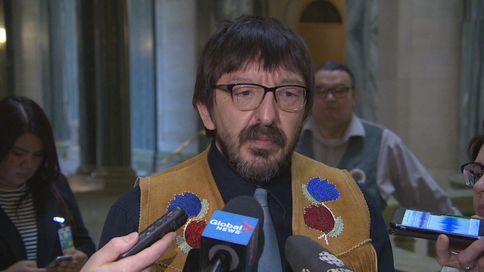 Robert Doucette regarde au loin pendant une entrevue à la rotonde du Palais législatif.