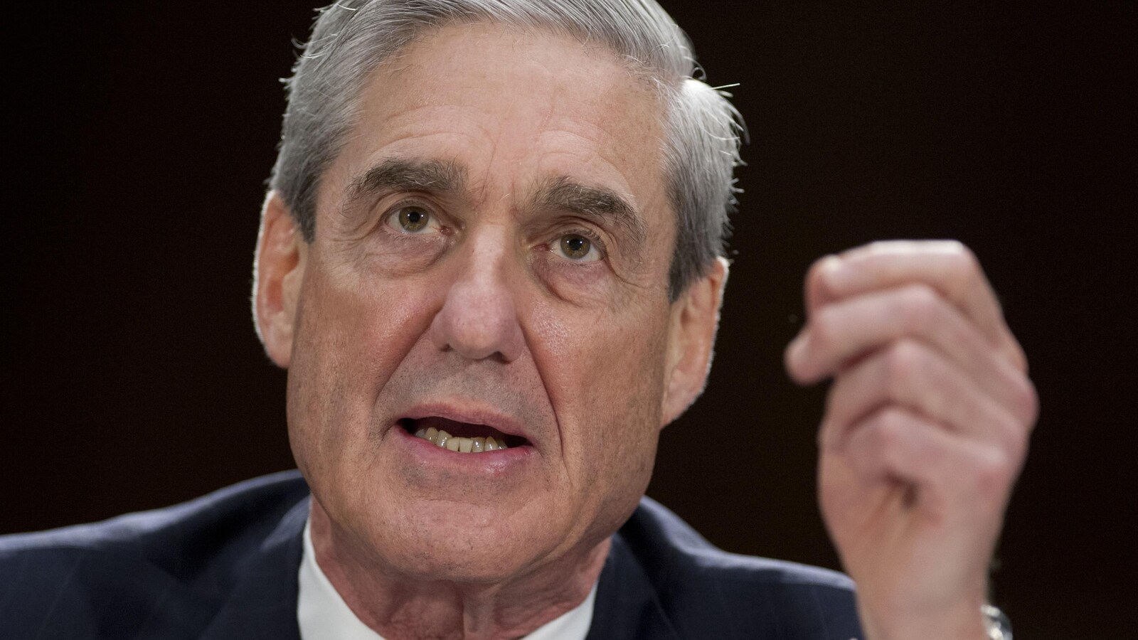 Robert Mueller, la main levée, témoigne devant le Congrès.