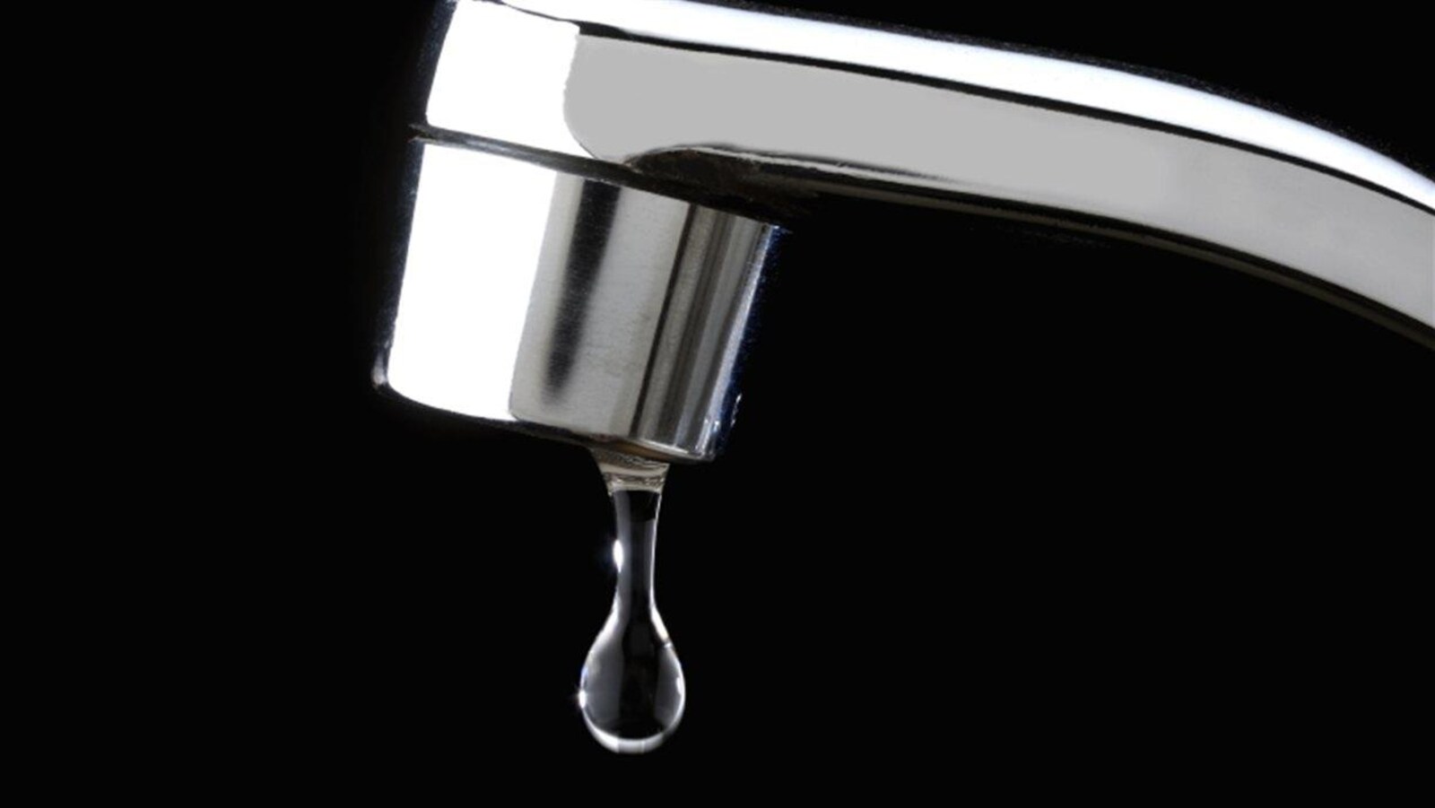 Goutte d'eau sous un robinet