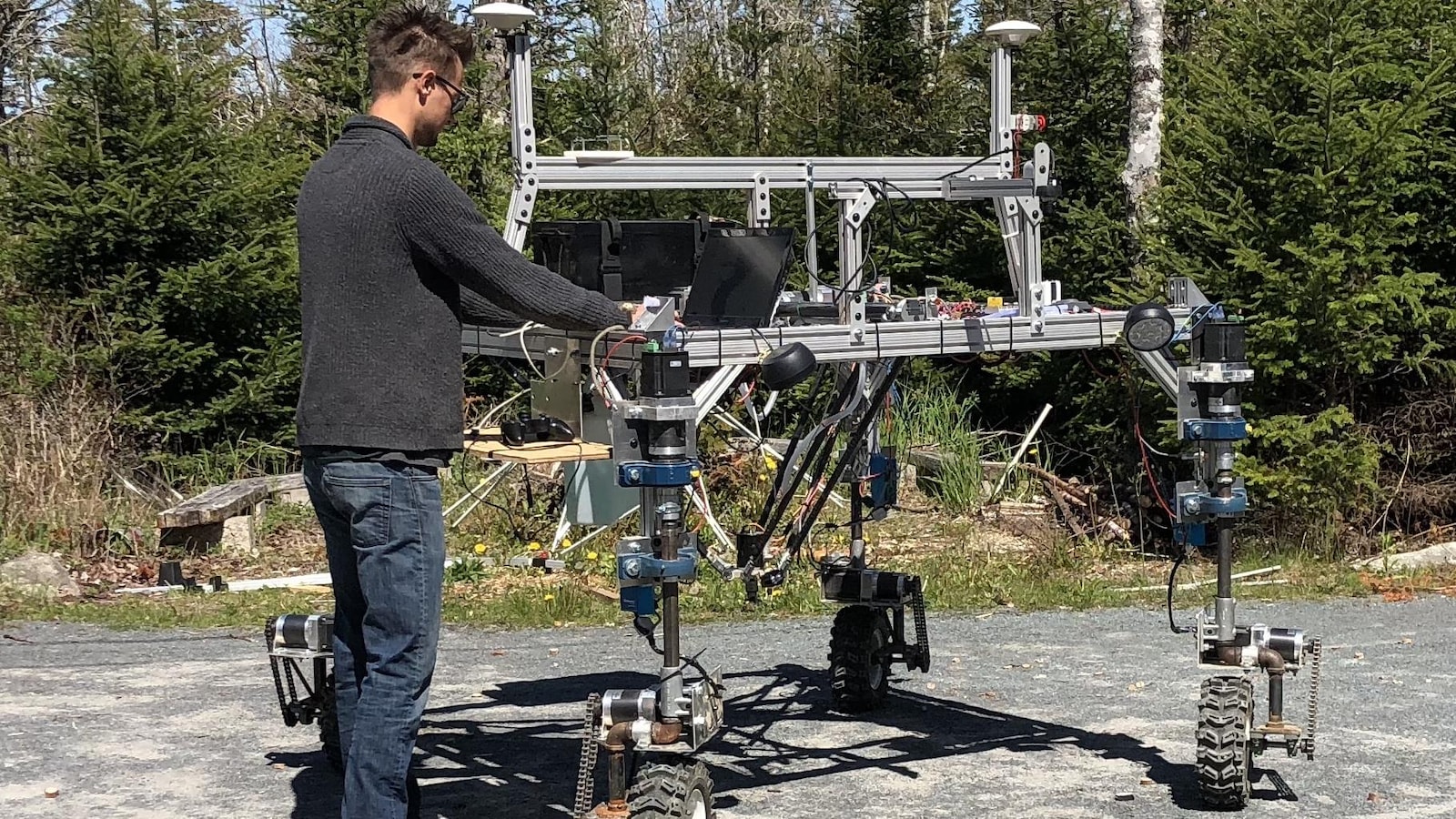 Le robot R2Weed2 et un technicien