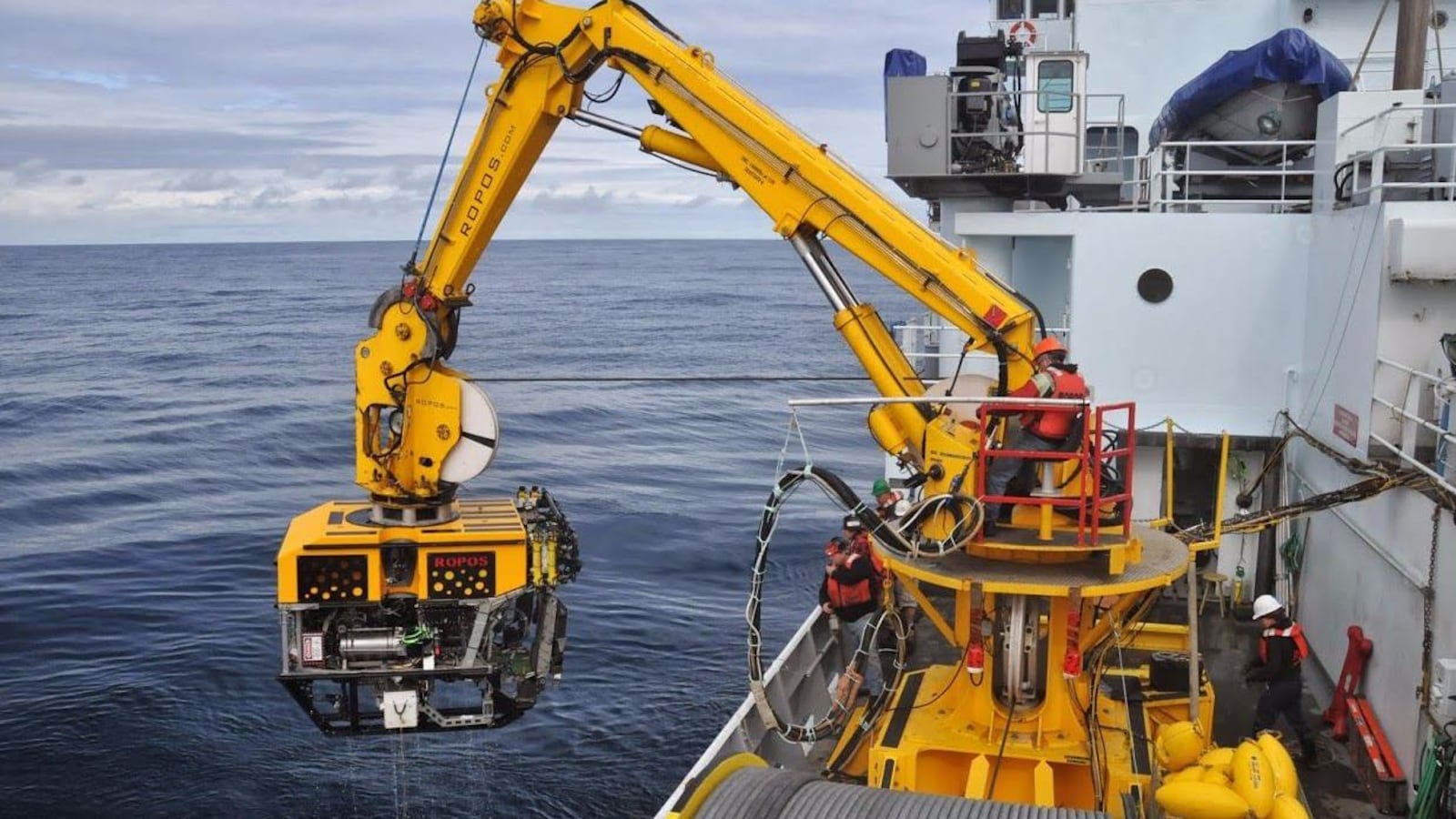 Une grue immerge le robot téléguidé ROPOS.