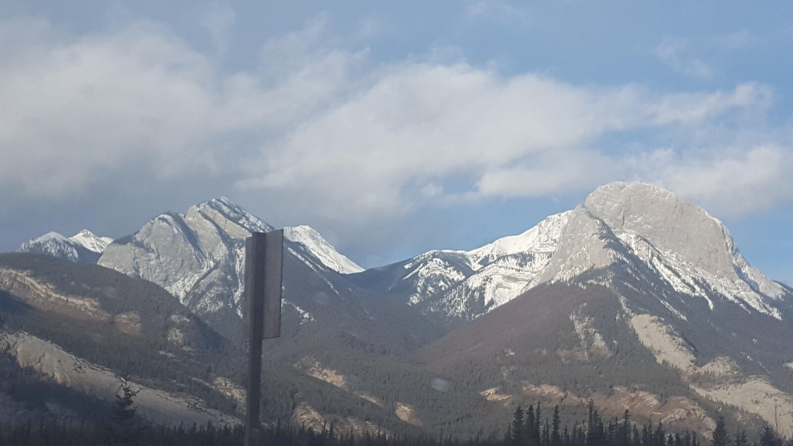Les montagnes Rocheuses dans le parc national Jasper.