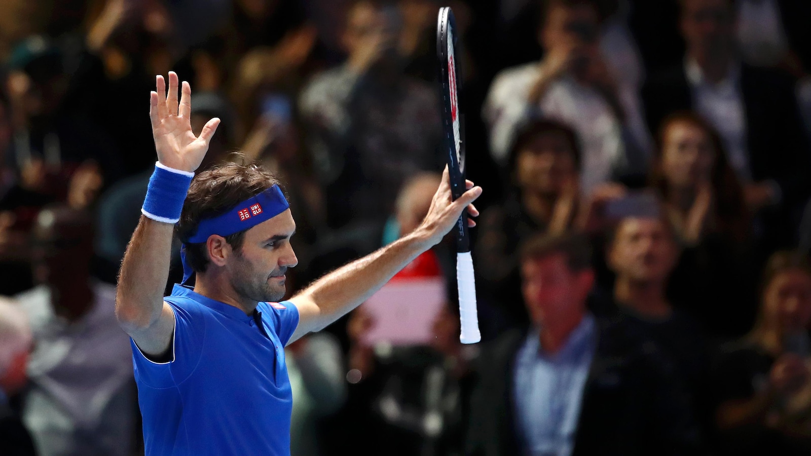 Roger Federer salue la foule après sa victoire contre Kevin Anderson.