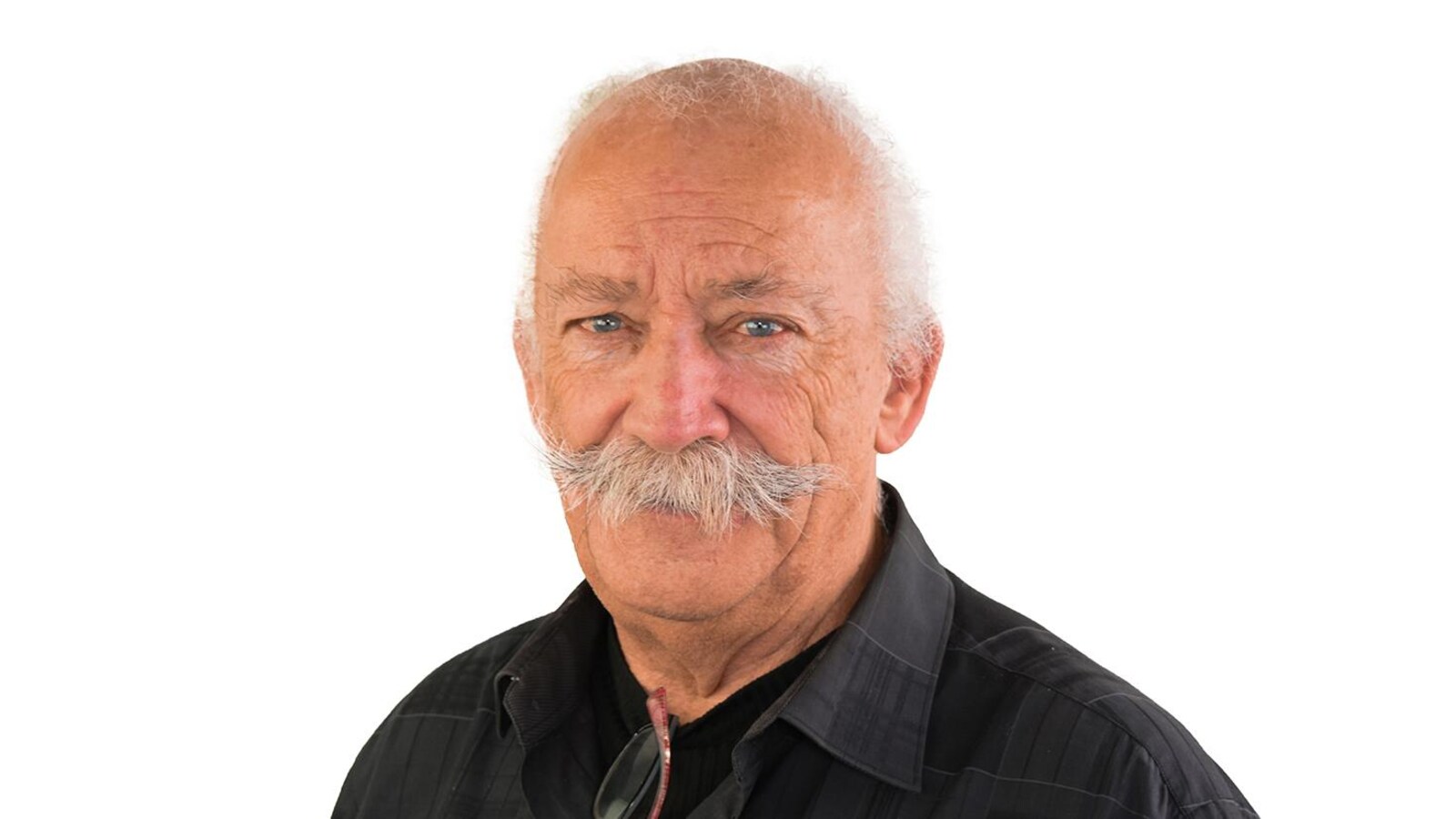 Un homme qui a une moustache