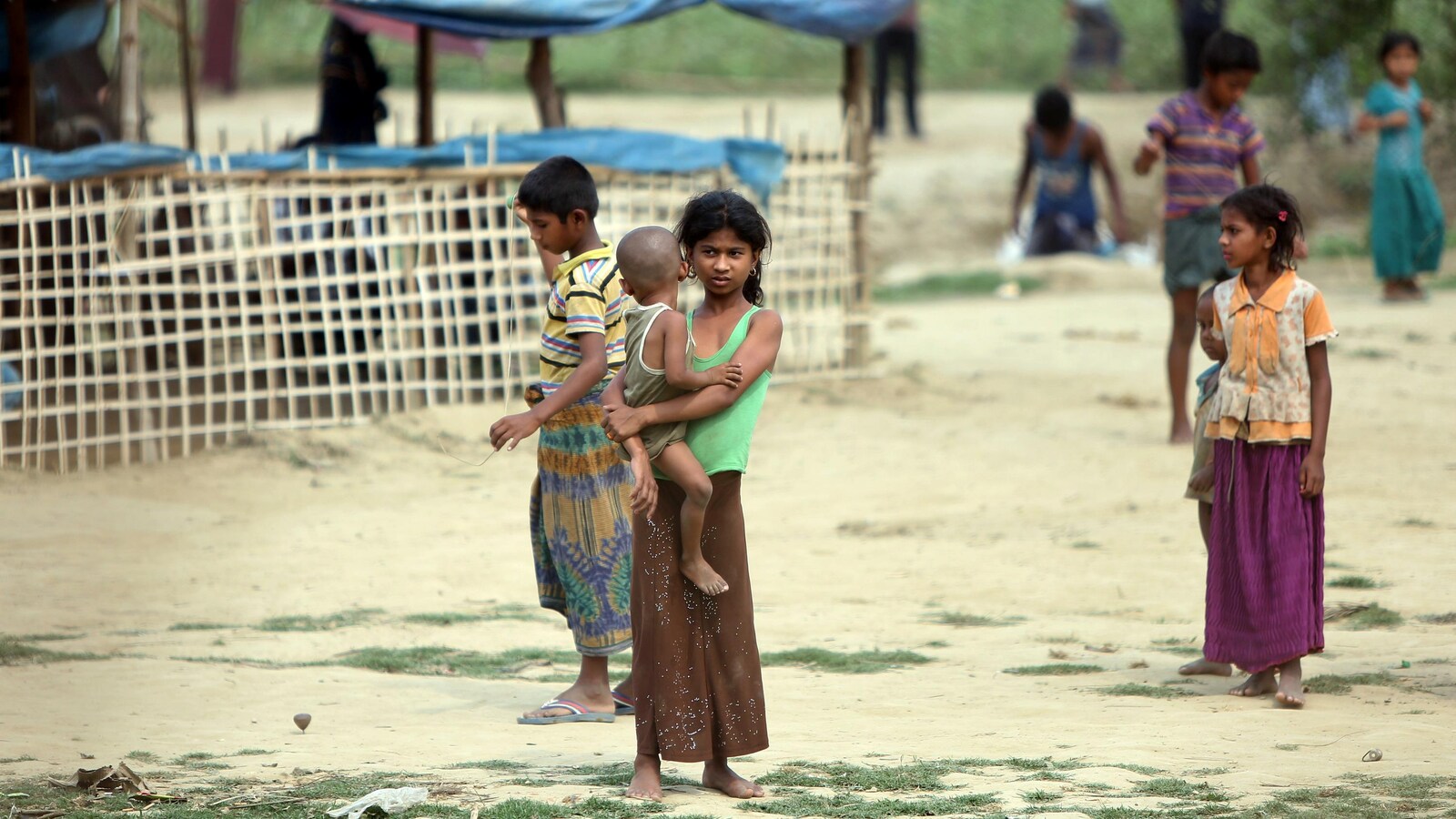 De jeunes réfugiés rohingyas dans un camp de déplacés au Bangladesh.