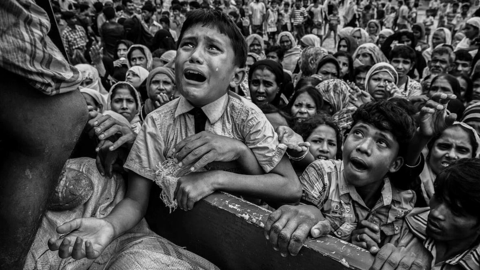 Des centaines de Rohingyas à un point de ravitaillement.