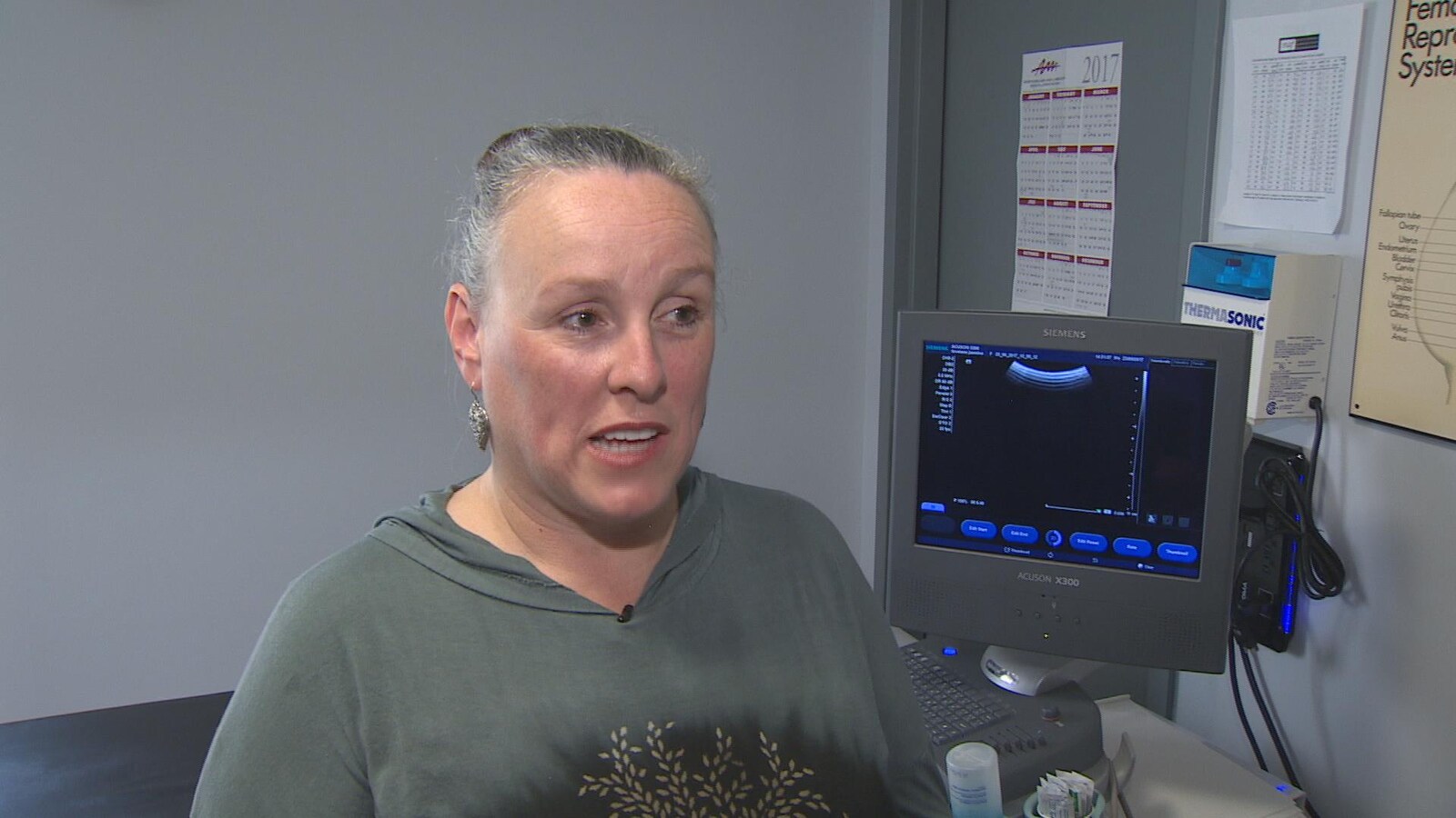 Gros plan de Rolanda Ryan, propriétaire de la clinique d'avortement Athena Health Centre, à Saint-Jean, Terre-Neuve.