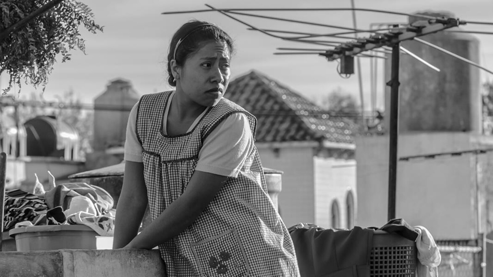 Une femme lave du linge au lavoir