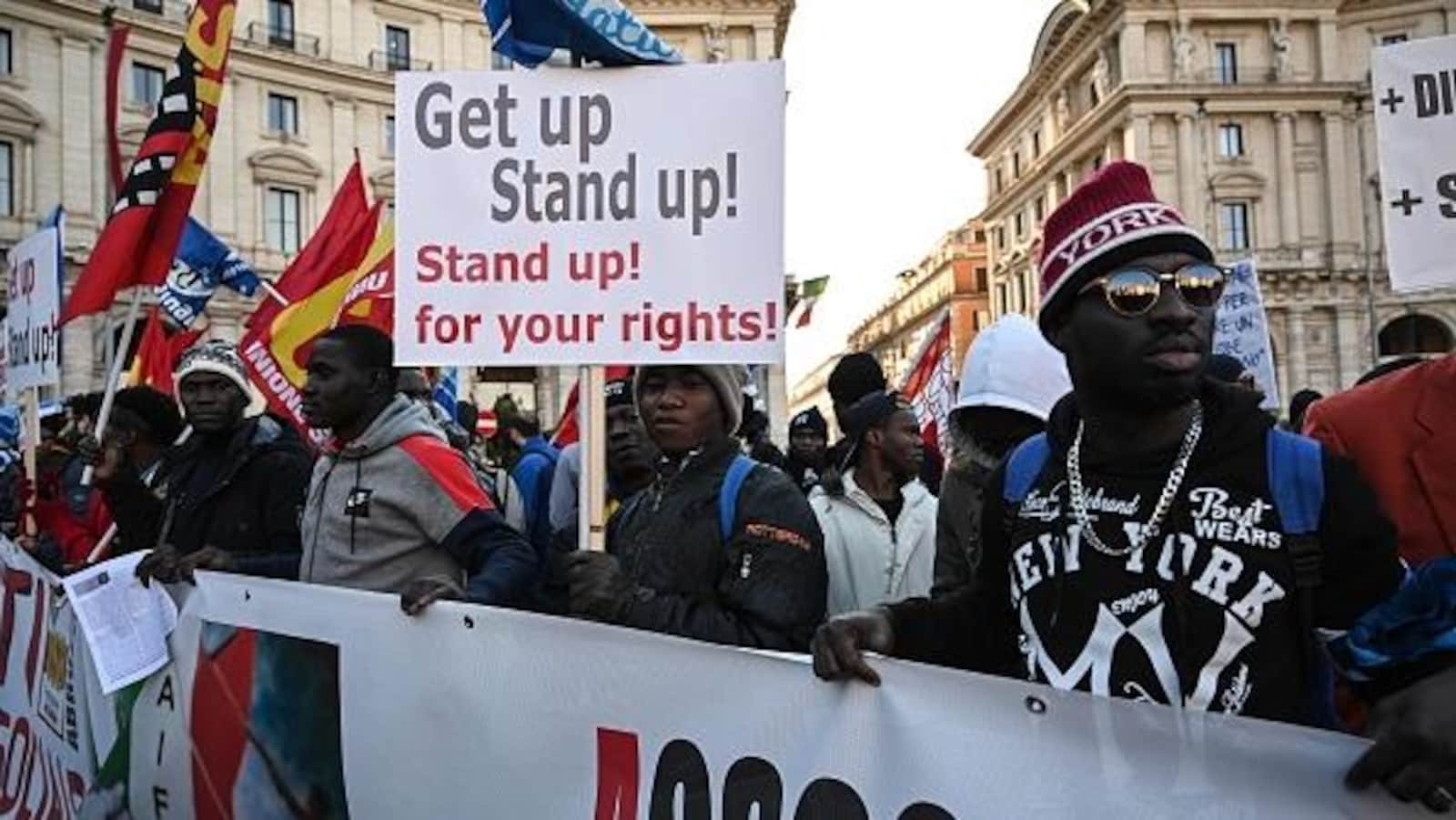 Des membres d'associations antiracistes et des migrants manifestent à Rome pour protester contre le récent décret gouvernemental limitant le droit d'asile.