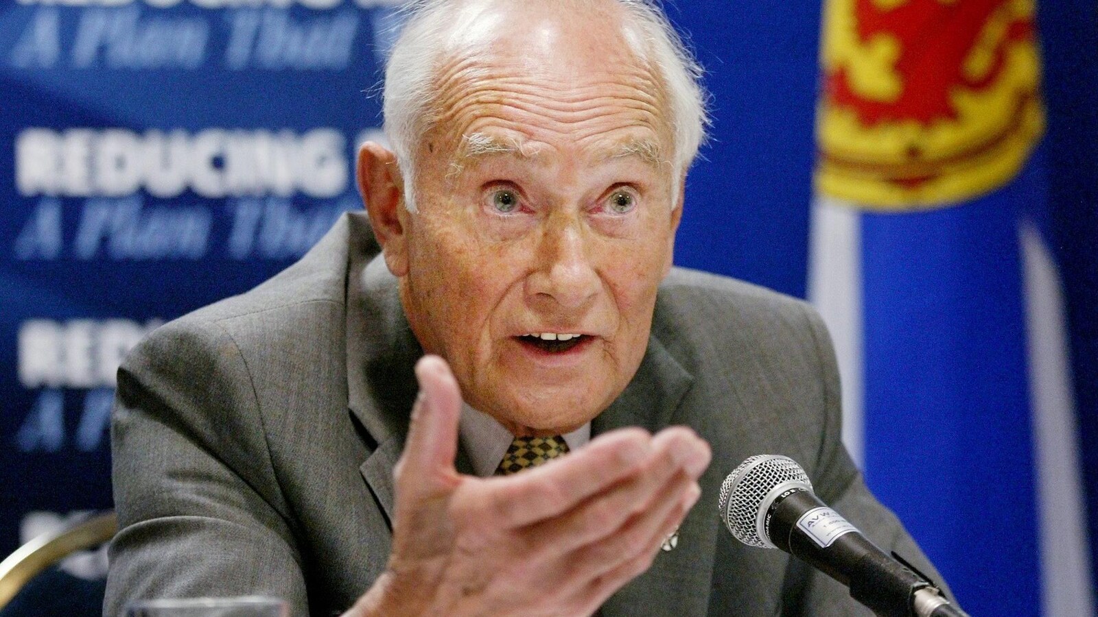 Ron Russell en conférence de presse le 25 juin 2003.