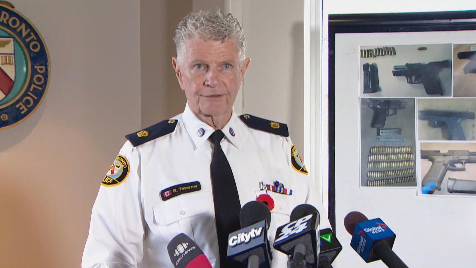 Le surintendant Ron Taverner en point de presse
