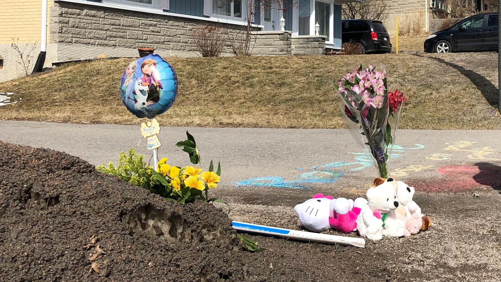 Des fleurs ont été déposées devant le terrain où le corps de Rosalie Gagnon a été retrouvée