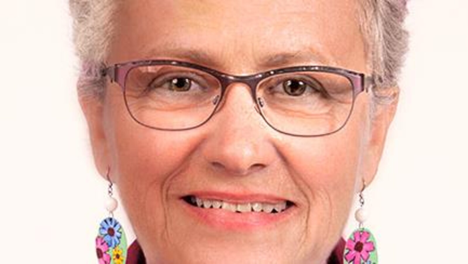 Portrait de Rose Marquis, souriante, candidate de Québec solidaire.