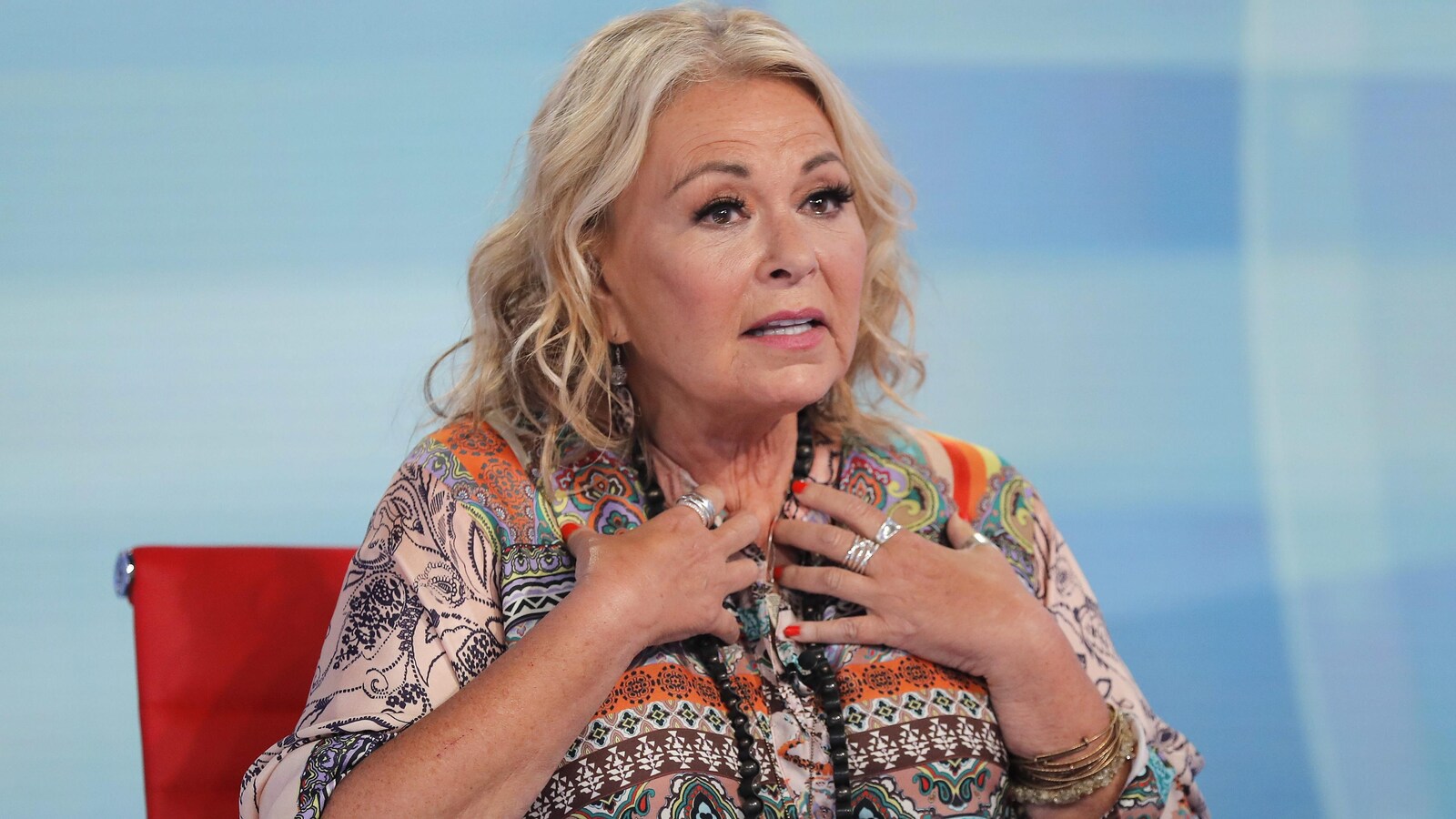 Roseanne Barr s'exprime, assise sur une chaise, lors d'une entrevue accordée à Fox New.