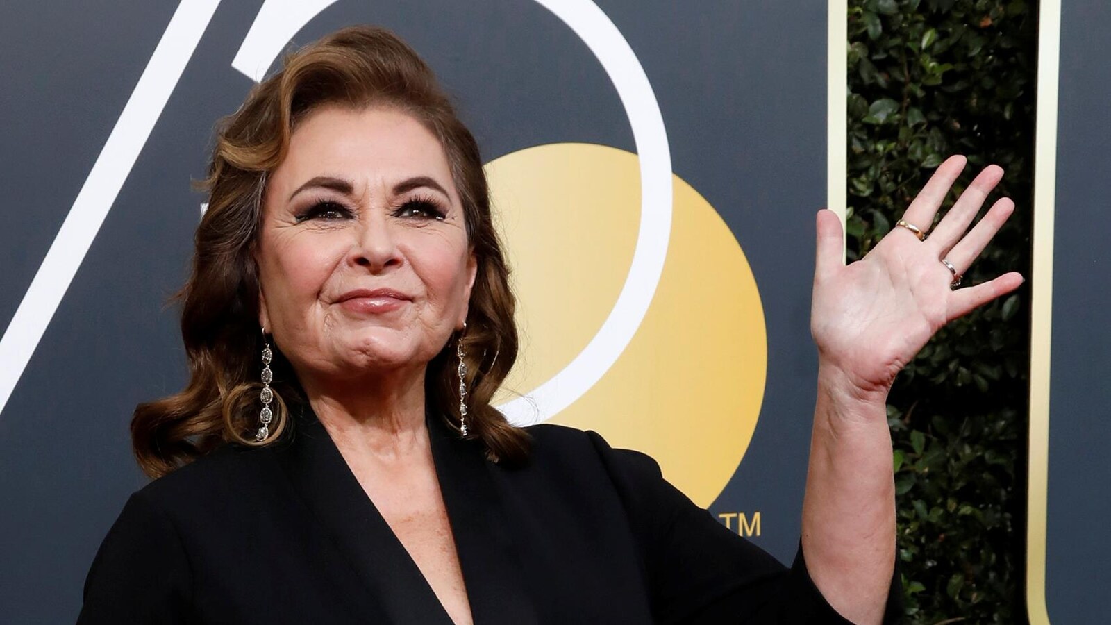 Roseanne Barr salue les photographes sur le tapis rouge des 75es Golden Globes, en janvier 2018.