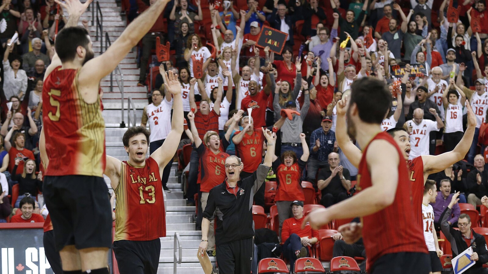 Les joueurs, l'entraîneur Pascal Clément et les partisans du Rouge et Or ont vécu de grandes émotions vendredi au PEPS en quart de finale du championnat canadien universitaire