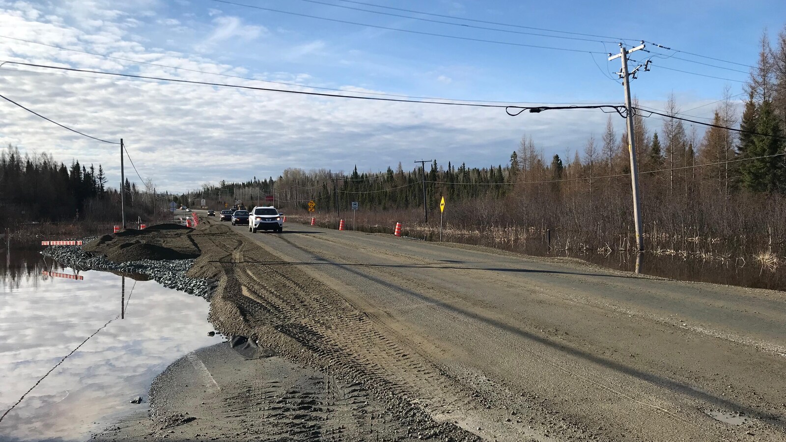 Une route où on a ajouté du sable pour la rehausser durant les inondations.