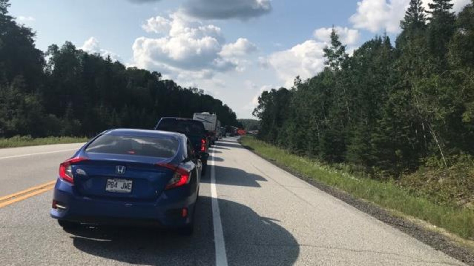 Une longue file de voitures ralentit la circulation sur la route 117.