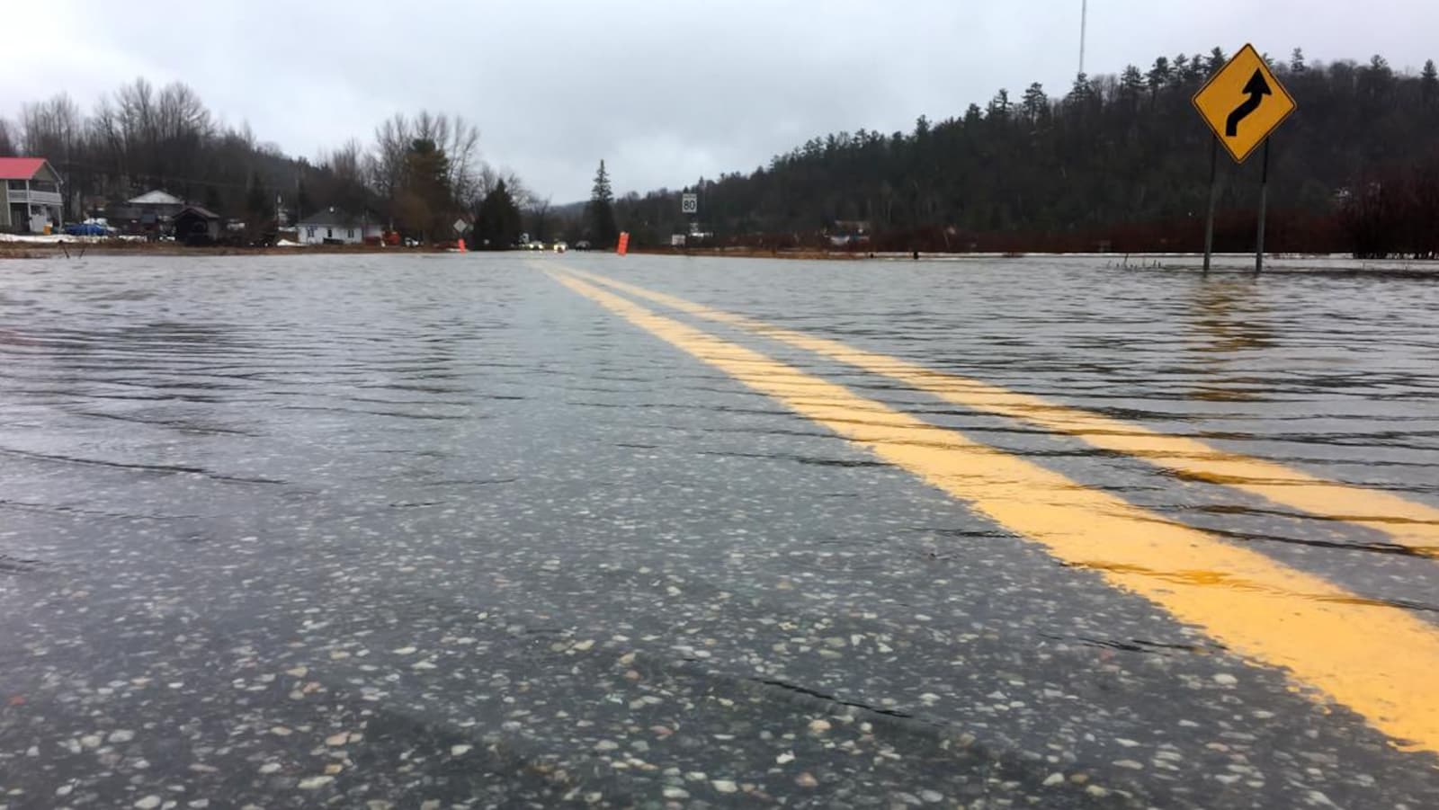 La route est submergée par l'eau.