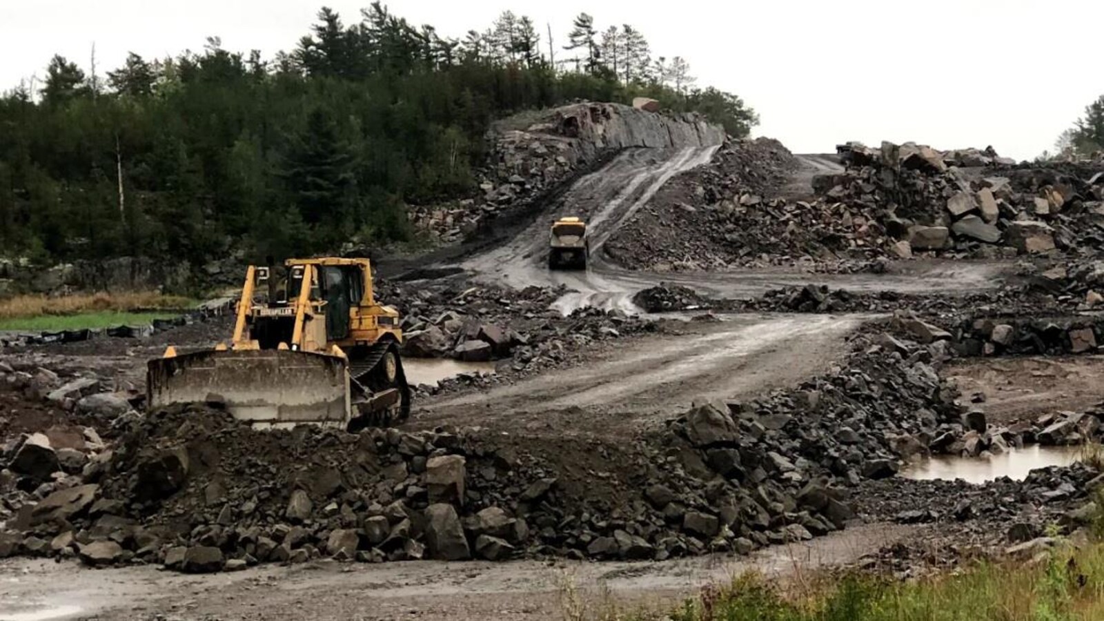 Des tracteurs effectuent des travaux de réparation d'une route